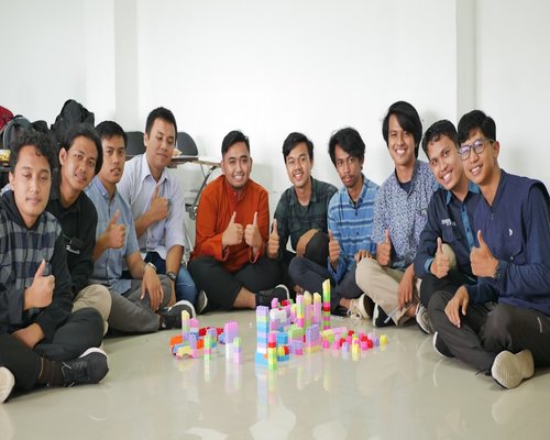 Equipo de trabajo del proyecto VisiónDiaria debatiendo ideas